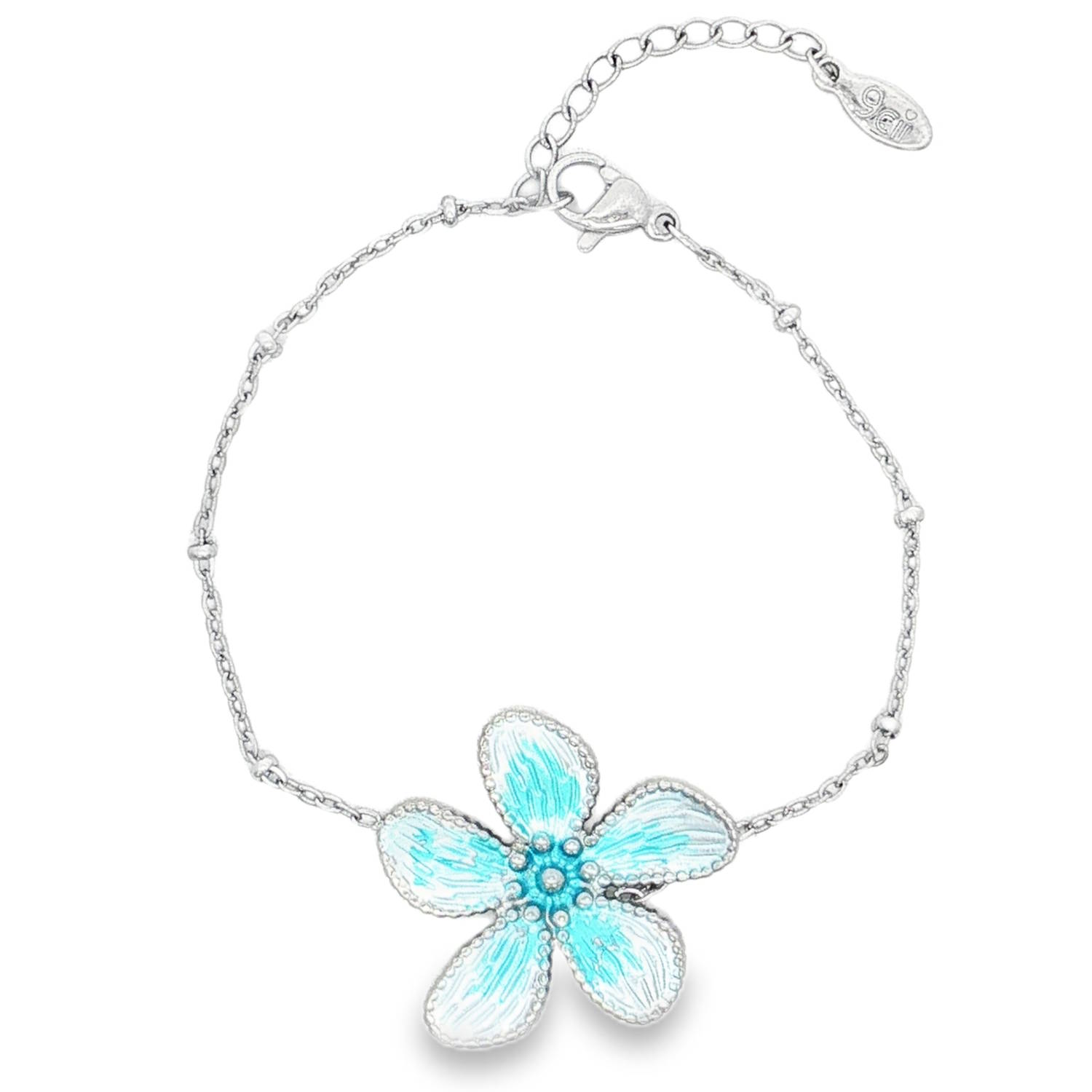 Ce magnifique bracelet en acier allie délicatesse et fraîcheur pour habiller votre poignet d'une touche printanière et lumineuse.<br/>Une superbe fleur à cinq pétales, finement travaillée. Le cœur de la fleur est orné d'une perle centrale entourée de petites billes en relief. Chaque pétale est sublimé par un dégradé d'émail vibrant, passant d'un bleu turquoise intense au centre à un blanc nacré sur les extrémités.<br/>Équipé d'une chaînette d'extension pour s'adapter parfaitement à toutes les morphologies de poignets. Adolescent Adulte Femme Fille Fleurs Indémodable Nature Ce magnifique bracelet en acier allie délicatesse et fraîcheur pour habiller votre poignet d'une touche printanière et lumineuse.<br/>Une superbe fleur à cinq pétales, finement travaillée. Le cœur de la fleur est orné d'une perle centrale entourée de petites billes en relief. Chaque pétale est sublimé par un dégradé d'émail vibrant, passant d'un bleu turquoise intense au centre à un blanc nacré sur les extrémités.<br/>Équipé d'une chaînette d'extension pour s'adapter parfaitement à toutes les morphologies de poignets. Adolescent Adulte Femme Fille Fleurs Indémodable Nature