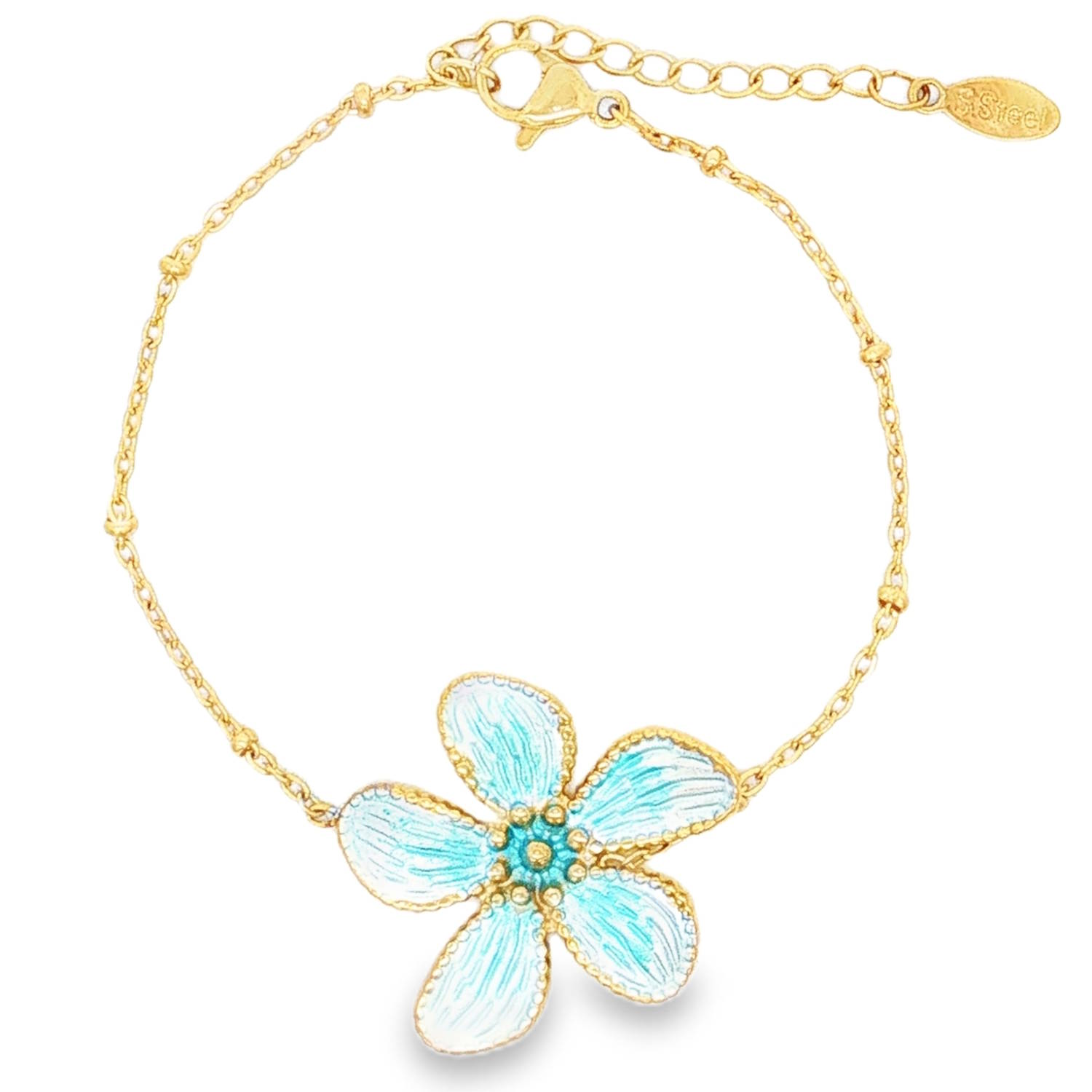 Ce magnifique bracelet en acier allie délicatesse et fraîcheur pour habiller votre poignet d'une touche printanière et lumineuse.<br/>Une superbe fleur à cinq pétales, finement travaillée. Le cœur de la fleur est orné d'une perle centrale entourée de petites billes en relief. Chaque pétale est sublimé par un dégradé d'émail vibrant, passant d'un bleu turquoise intense au centre à un blanc nacré sur les extrémités.<br/>Équipé d'une chaînette d'extension pour s'adapter parfaitement à toutes les morphologies de poignets. Adolescent Adulte Femme Fille Fleurs Indémodable Nature Ce magnifique bracelet en acier allie délicatesse et fraîcheur pour habiller votre poignet d'une touche printanière et lumineuse.<br/>Une superbe fleur à cinq pétales, finement travaillée. Le cœur de la fleur est orné d'une perle centrale entourée de petites billes en relief. Chaque pétale est sublimé par un dégradé d'émail vibrant, passant d'un bleu turquoise intense au centre à un blanc nacré sur les extrémités.<br/>Équipé d'une chaînette d'extension pour s'adapter parfaitement à toutes les morphologies de poignets. Adolescent Adulte Femme Fille Fleurs Indémodable Nature