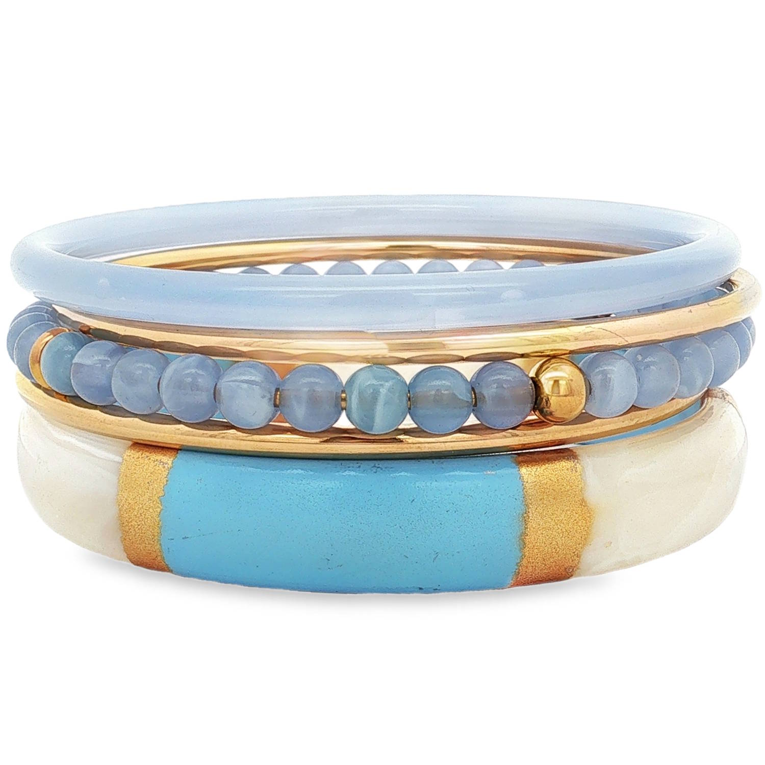 Apportez une touche de fraîcheur et d'élégance à votre poignet avec cet ensemble de 5 bracelets empilables. Conçu dans une harmonie parfaite de nuances bleues, de blanc crème et d'éclats dorés, ce set incarne un style à la fois moderne, solaire et intemporel.<br/>Un jonc épuré en résine teinté d'un bleu pastel doux et translucide.<br/>De fins joncs lisses en acier doré qui apportent de la brillance et structurent l'ensemble.<br/>Un jonc orné d'une rangée de perles rondes bleues aux reflets subtils, ponctuée d'anneaux dorés entrelacés.<br/>Un jonc plus large et robuste blanc crème, habillé d'une section centrale turquoise vif encadrée de bandes dorées à l'effet brossé.<br/>L'ensemble se compose de plusieurs pièces distinctes conçues pour être portées ensemble ou séparément. Jonc Lot Perle Adolescent Adulte Eté Femme Fille Printemps Apportez une touche de fraîcheur et d'élégance à votre poignet avec cet ensemble de 5 bracelets empilables. Conçu dans une harmonie parfaite de nuances bleues, de blanc crème et d'éclats dorés, ce set incarne un style à la fois moderne, solaire et intemporel.<br/>Un jonc épuré en résine teinté d'un bleu pastel doux et translucide.<br/>De fins joncs lisses en acier doré qui apportent de la brillance et structurent l'ensemble.<br/>Un jonc orné d'une rangée de perles rondes bleues aux reflets subtils, ponctuée d'anneaux dorés entrelacés.<br/>Un jonc plus large et robuste blanc crème, habillé d'une section centrale turquoise vif encadrée de bandes dorées à l'effet brossé.<br/>L'ensemble se compose de plusieurs pièces distinctes conçues pour être portées ensemble ou séparément. Jonc Lot Perle Adolescent Adulte Eté Femme Fille Printemps