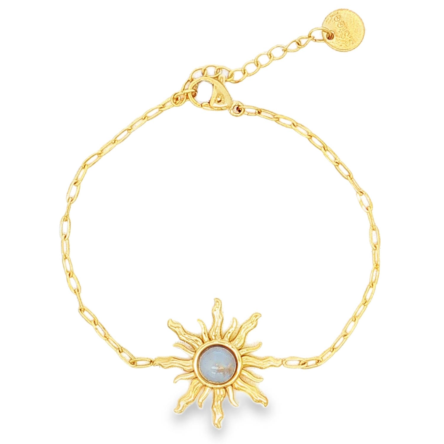 Apportez une touche de lumière et de poésie à votre poignet avec ce magnifique bracelet d'inspiration céleste. Conçu pour durer, il allie l'éclat chaleureux du doré à la robustesse d'un matériau moderne.<br/>Un superbe pendentif en forme de soleil texturé aux rayons ondulés, symbole de force et de clarté. Au cœur de ce soleil est sertie une délicate pierre cabochon bleue aux reflets doux et opalescents.<br/>Équipé d'une chaînette d'extension pour s'adapter parfaitement à toutes les morphologies de poignets. Rond Soleil Adolescent Adulte Eté Femme Fille Nature Printemps Apportez une touche de lumière et de poésie à votre poignet avec ce magnifique bracelet d'inspiration céleste. Conçu pour durer, il allie l'éclat chaleureux du doré à la robustesse d'un matériau moderne.<br/>Un superbe pendentif en forme de soleil texturé aux rayons ondulés, symbole de force et de clarté. Au cœur de ce soleil est sertie une délicate pierre cabochon bleue aux reflets doux et opalescents.<br/>Équipé d'une chaînette d'extension pour s'adapter parfaitement à toutes les morphologies de poignets. Rond Soleil Adolescent Adulte Eté Femme Fille Nature Printemps