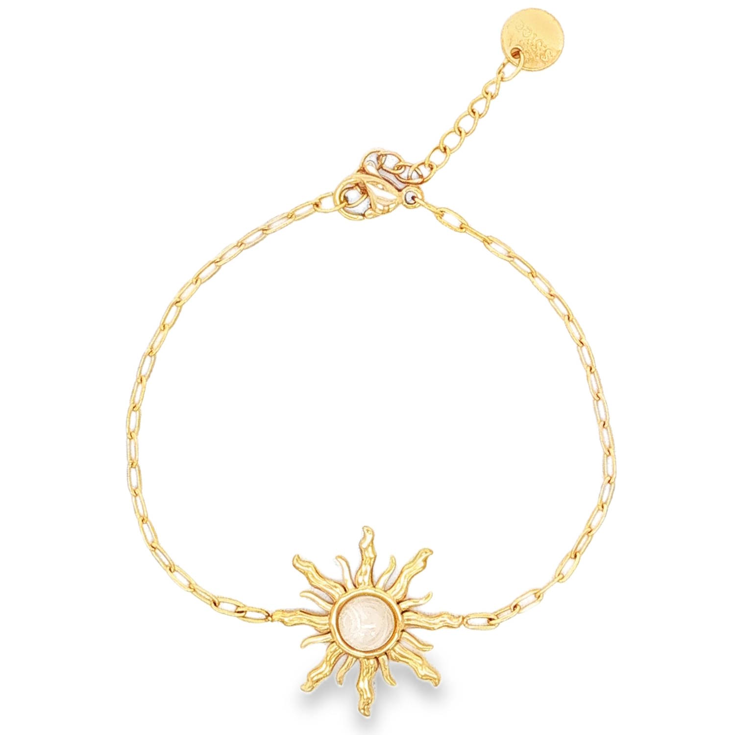 Apportez une touche de lumière et de poésie à votre poignet avec ce magnifique bracelet d'inspiration céleste. Conçu pour durer, il allie l'éclat chaleureux du doré à la robustesse d'un matériau moderne.<br/>Un superbe pendentif en forme de soleil texturé aux rayons ondulés, symbole de force et de clarté. Au cœur de ce soleil est sertie une délicate pierre cabochon blanc aux reflets doux et opalescents.<br/>Équipé d'une chaînette d'extension pour s'adapter parfaitement à toutes les morphologies de poignets. Rond Soleil Adolescent Adulte Eté Femme Fille Nature Printemps Apportez une touche de lumière et de poésie à votre poignet avec ce magnifique bracelet d'inspiration céleste. Conçu pour durer, il allie l'éclat chaleureux du doré à la robustesse d'un matériau moderne.<br/>Un superbe pendentif en forme de soleil texturé aux rayons ondulés, symbole de force et de clarté. Au cœur de ce soleil est sertie une délicate pierre cabochon blanc aux reflets doux et opalescents.<br/>Équipé d'une chaînette d'extension pour s'adapter parfaitement à toutes les morphologies de poignets. Rond Soleil Adolescent Adulte Eté Femme Fille Nature Printemps