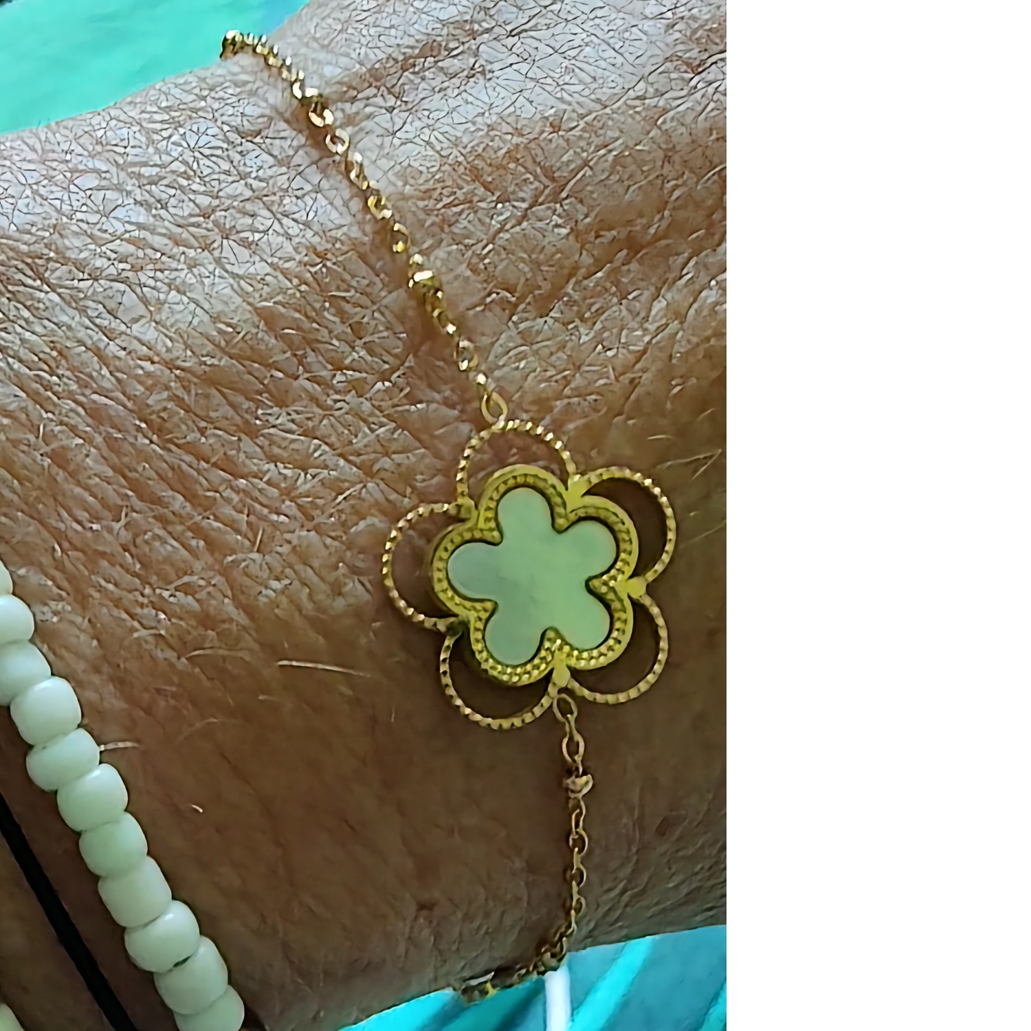 Bracelet composé d'une chaîne en acier doré, d'une fleur en acier doré sertie d'un strass et d'une fleur sertie de nacre.<br/>Fermoir mousqueton avec 3 cm de rallonge. Strass Adolescent Adulte Femme Fille Fleurs Indémodable Nature Bracelet composé d'une chaîne en acier doré, d'une fleur en acier doré sertie d'un strass et d'une fleur sertie de nacre.<br/>Fermoir mousqueton avec 3 cm de rallonge. Strass Adolescent Adulte Femme Fille Fleurs Indémodable Nature