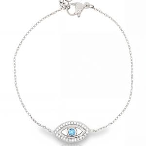 Ce délicat bracelet chaîne en acier argenté est rehaussé d'un cristal bleu taille brillant en forme d'œil, symbole de protection. Un bijou raffiné qui apporte une touche d'éclat et de mystère à votre poignet. Parfait pour une allure élégante au quotidien. Fermoir mousqueton avec 3 cm de rallonge.