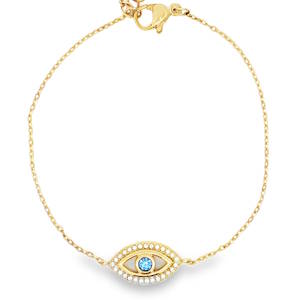Ce délicat bracelet chaîne en acier doré est rehaussé d'un cristal bleu taille brillant en forme d'œil, symbole de protection. Un bijou raffiné qui apporte une touche d'éclat et de mystère à votre poignet. Parfait pour une allure élégante au quotidien. Fermoir mousqueton avec 3 cm de rallonge.