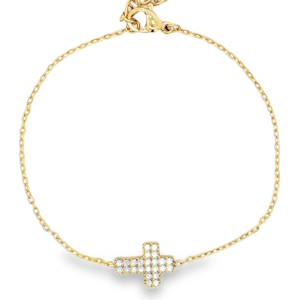 Sublime bracelet chaîne en acier doré, une expression raffinée de foi et de style. Le motif en croix, minutieusement orné de strass taille brillant, offre un éclat saisissant. Un bijou délicat qui ajoute une touche de lumière à votre poignet, idéal pour une allure à la fois élégante et spirituelle. Fermoir mousqueton avec 3 cm de rallonge.