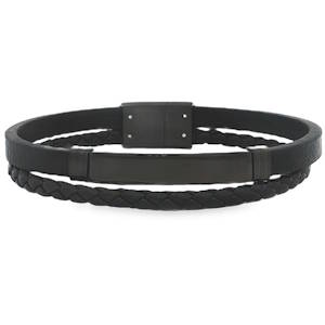 Ce bracelet jonc en cuir noir arbore une esthétique sobre et moderne avec sa plaque personnalisable en acier noir. Son design épuré en fait un accessoire polyvalent, idéal pour compléter un look décontracté ou sophistiqué avec une touche minimaliste.