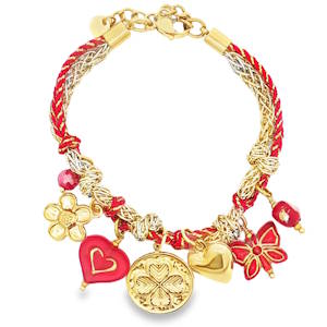 Ce bracelet à breloques est un accessoire de mode unique. Le bracelet est composé de chaînes en métal non précieux dorées et tressées avec du fil rouge. Il est orné de diverses breloques en acier doré, incluant un trèfle à quatre feuilles, un cœur et une fleur. Un bijou original pour agrémenter votre style.