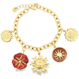 Laissez le soleil illuminer votre style avec ce charmant bracelet. Composé d'une chaîne en acier doré éclatant, il est orné de breloques florales et solaires qui évoquent la joie et la vitalité. Un accessoire tendance pour ajouter une touche d'éclat à votre quotidien.