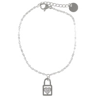 Bracelet composé d'une chaîne et d'un cadenas en acier argenté et d'un cœur pavé de strass. Fermoir mousqueton avec 2 cm de rallonge.
