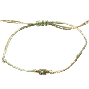 Bracelet composé d'un cordon doré, d'un cordon vert, de deux perles en acier doré et de cinq rondelles en acier doré pavées de strass vert.