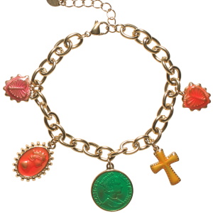 Bracelet composé d'une chaîne en acier doré et de breloques en forme de croix, de cœurs et médailles avec personnage et de pièce de monnaie en acier doré pavés d'émail de couleur. Fermoir mousqueton avec 3 cm de rallonge.