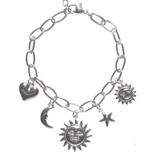 Bracelet composé d'une chaîne et de breloques en forme de cœur, de croissant de lune avec visage, d'étoile, de soleil avec visage et d'un soleil avec la lune avec visages en acier argenté. Fermoir mousqueton avec 2.5 cm de rallonge.
