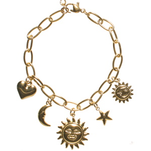 Bracelet composé d'une chaîne et de breloques en forme de cœur, de croissant de lune avec visage, d'étoile, de soleil avec visage et d'un soleil avec la lune avec visages en acier doré. Fermoir mousqueton avec 2.5 cm de rallonge.