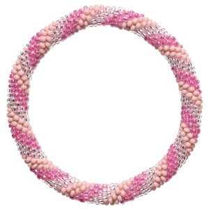 Bracelet népalais avec perles de couleur rose crochetées sur fils de coton.