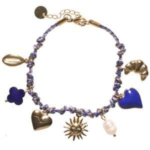 Bracelet composé d'un cordon de couleur bleu et gris avec fil doré, de breloques en forme de croissant, de cœur, de coquillage cauri et de soleil avec visage en acier doré et de breloques perle synthétique, un trèfle à 4 feuilles en pierre bleue et un cœur pavé d'émail bleu. Fermoir mousqueton avec 3 cm de rallonge.