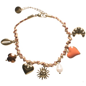 Bracelet composé d'un cordon de couleur marron avec fil doré, de breloques en forme de croissant, de cœur, de coquillage cauri et de soleil avec visage en acier doré et de breloques perle synthétique, un trèfle à 4 feuilles en pierre marron et un cœur pavé d'émail marron. Fermoir mousqueton avec 3 cm de rallonge.