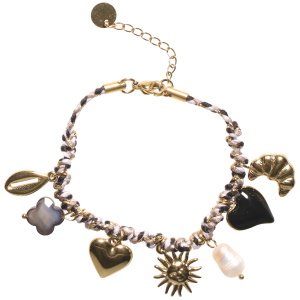 Bracelet composé d'un cordon de couleur noir et gris avec fil doré, de breloques en forme de croissant, de cœur, de coquillage cauri et de soleil avec visage en acier doré et de breloques perle synthétique, un trèfle à 4 feuilles en pierre noire et un cœur pavé d'émail noir. Fermoir mousqueton avec 3 cm de rallonge.