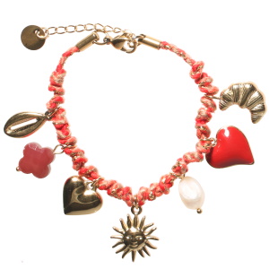 Bracelet composé d'un cordon de couleur rouge avec fil doré, de breloques en forme de croissant, de cœur, de coquillage cauri et de soleil avec visage en acier doré et de breloques perle synthétique, un trèfle à 4 feuilles en pierre rouge et un cœur pavé d'émail rouge. Fermoir mousqueton avec 3 cm de rallonge.