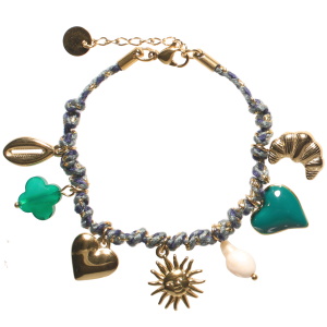 Bracelet composé d'un cordon de couleur vert avec fil doré, de breloques en forme de croissant, de cœur, de coquillage cauri et de soleil avec visage en acier doré et de breloques perle synthétique, un trèfle à 4 feuilles en pierre verte et un cœur pavé d'émail vert. Fermoir mousqueton avec 3 cm de rallonge.