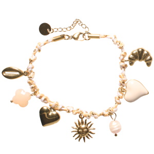 Bracelet composé d'un cordon de couleur blanc avec fil doré, de breloques en forme de croissant, de cœur, de coquillage cauri et de soleil avec visage en acier doré et de breloques perle synthétique, un trèfle à 4 feuilles en pierre blanche et un cœur pavé d'émail blanc. Fermoir mousqueton avec 3 cm de rallonge.