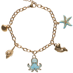 Bracelet composé d'une chaîne avec pendants en forme de poisson et coquillages et d'une étoile de mer et d'une pieuvre pavées d'émail bleu turquoise. Fermoir mousqueton avec 3 cm de rallonge.