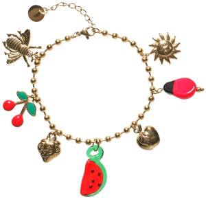 Bracelet composé d'une chaîne boule avec des pendants en forme de fraise, abeille, soleil avec visage et pomme en acier doré, d'une tranche de pastèque, d'une coccinelle et de cerises en acier doré pavées d'émail. Fermoir mousqueton avec 3 cm de rallonge.
