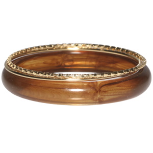 Lot de trois bracelets jonc composé d'un jonc fil rond en acier doré, d'un jonc fil diamanté en acier doré et d'un jonc en plastique marron.