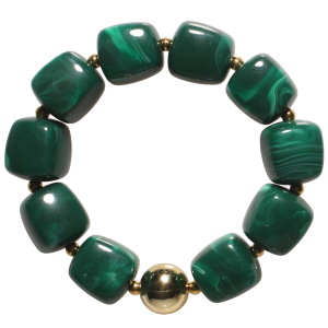 Bracelet élastique composé de perles en acier doré et de pierres vertes de forme cubique.