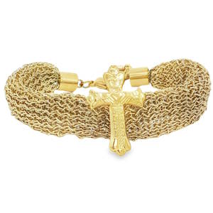 Sublime bracelet jonc en acier doré, finement ouvragé avec un motif de croix sacrée. Ce bijou d'exception apportera une touche de raffinement et de spiritualité à votre poignet, idéal pour compléter une tenue élégante ou à offrir comme gage d'affection. Fermoir mousqueton avec 3 cm de rallonge.