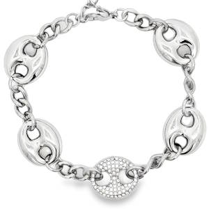 Ce bracelet chaîne en acier argenté élégant allie modernité et sophistication. Composé de maillons délicats et d'éléments décoratifs distinctifs, il apportera une touche raffinée à votre poignet. Un accessoire parfait pour rehausser votre style au quotidien. Fermoir mousqueton avec 3 cm de rallonge.
