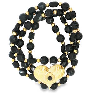 Ce bracelet à plusieurs rangs élastiques est orné de perles et d'un charm en forme de cœur en acier doré. Le bracelet est un accessoire de mode parfait pour ajouter une touche d'éclat à votre look de tous les jours. Il est confortable à porter et peut être associé à d'autres bijoux pour un look plus personnalisé.