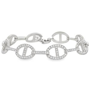 Ce bracelet en acier est une pièce à la fois moderne et sophistiquée, idéale pour celles qui recherchent un accessoire qui allie caractère et éclat. Son design s'inspire de l'esthétique marine classique, réinterprétée avec une touche de luxe contemporain. Le bracelet se compose d'une alternance de maillons grain de café stylisés. Les anneaux sont sertis de cristaux étincelants, captant la lumière à chaque mouvement de poignet. Équipé d'un fermoir mousqueton sécurisé, garantissant une tenue parfaite tout au long de la journée.