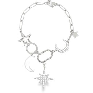 Plongez dans un univers céleste avec ce bracelet unique, conçu pour capturer l'éclat de la nuit. Alliant robustesse et finesse, ce bijou en acier inoxydable de haute qualité se distingue par son jeu de textures et ses détails soignés. Le bracelet alterne entre une maille forçat allongée classique et des anneaux texturés (lisses et torsadés) qui servent de points d'attache aux différents charms. Une étoile polaire centrale majestueuse, pavée de cristaux scintillants pour un éclat maximal. Deux croissants de lune : l'un soigneusement pavé d'émail blanc, l'autre délicatement serti de strass. Des étoiles ajourées et pleines qui viennent ponctuer l'ensemble avec légèreté. Fermoir mousqueton sécurisé avec chaînette de réglage pour s'adapter à tous les poignets.