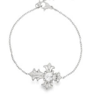 Ce bracelet en acier est un bijou à la fois délicat et affirmé, alliant une esthétique gothique romantique à la finesse d'une chaîne classique. Le point central de ce bracelet est un imposant motif en acier ciselé qui fusionne plusieurs éléments iconographiques. Une Croix Fleurie avec des branches se terminent par des courbes rappelant la fleur de lys, apportant une touche de noblesse médiévale. Au centre de la croix est serti un cristal en forme de cœur, ajoutant une note de lumière et de douceur. Le sommet de la croix est surmonté d'une petite couronne détaillée, renforçant le style Royal Gothic. Fermoir mousqueton sécurisé avec chaînette de réglage pour s'adapter à tous les poignets.