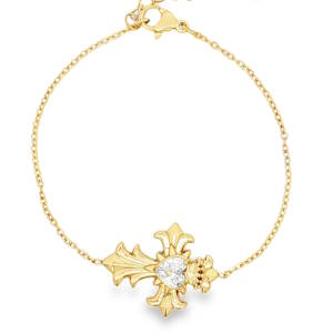 Ce bracelet en acier est un bijou à la fois délicat et affirmé, alliant une esthétique gothique romantique à la finesse d'une chaîne classique. Le point central de ce bracelet est un imposant motif en acier ciselé qui fusionne plusieurs éléments iconographiques. Une Croix Fleurie avec des branches se terminent par des courbes rappelant la fleur de lys, apportant une touche de noblesse médiévale. Au centre de la croix est serti un cristal en forme de cœur, ajoutant une note de lumière et de douceur. Le sommet de la croix est surmonté d'une petite couronne détaillée, renforçant le style Royal Gothic. Fermoir mousqueton sécurisé avec chaînette de réglage pour s'adapter à tous les poignets.