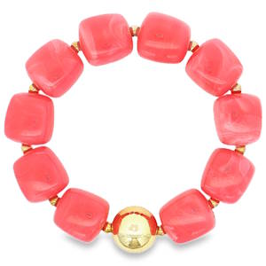 Ce bracelet allie élégance moderne et fraîcheur estivale. C’est un accessoire audacieux qui joue sur les contrastes de formes et de matières pour sublimer votre poignet. Le bracelet est composé de perles en résine d'un rose corail vibrant. Leur forme cube arrondi apporte un aspect organique et contemporain, tandis que les marbrures délicates à l'intérieur de la matière donnent un effet de profondeur unique à chaque élément. Une sphère en acier doré parfaitement polie sert de point focal, créant un contraste luxueux avec la douceur des perles corail. Grâce à sa structure élastique, il s'adapte facilement à la morphologie du poignet tout en restant léger à porter au quotidien.