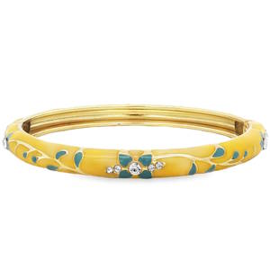 Ce ravissant bracelet jonc articulé allie le charme du style vintage à une esthétique printanière et lumineuse. Conçu en métal doré, il se distingue par son travail de précision et ses finitions colorées. Un corps bombé recouvert d'un émail jaune moutarde doux et chaleureux. Le tour du bracelet est décoré de motifs végétaux (feuillages et fleurs) en émail bleu, délicatement sertis de contours dorés et incrustées de cristaux scintillants de différentes tailles, apportant une touche de lumière et de raffinement. Système de charnière discret permettant d'enfiler et de retirer le bijou avec facilité tout en assurant un maintien sécurisé au poignet.