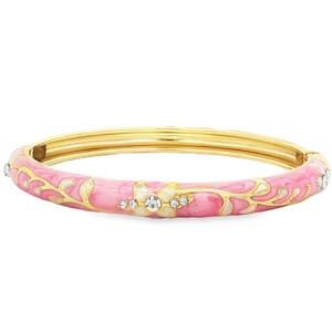 Ce bracelet de type jonc arbore un style raffiné et romantique. Sa structure en métal doré est ornée d'un travail d'émaillage délicat. Le décor se compose de motifs floraux et de volutes organiques qui évoquent la douceur de la nature. Le corps du bracelet est recouvert d'un émail aux nuances de rose poudré et de blanc nacré, créant un effet de relief et de texture soigné. Pour une touche d'éclat, le centre des fleurs est serti de petits cristaux transparents étincelants, apportant une brillance discrète mais luxueuse. Système de charnière discret permettant d'enfiler et de retirer le bijou avec facilité tout en assurant un maintien sécurisé au poignet.