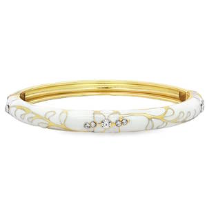 Ce bracelet de style jonc ouvrant se distingue par son allure raffinée et printanière. Sa structure en métal doré est recouverte d'un émail blanc immaculé, créant un contraste lumineux et chic. Le décor est composé de motifs organiques dorés rappelant des entrelacs de feuillage ou des tiges fleuries qui courent tout autour du poignet. Les pétales et les motifs latéraux sont incrustés de petits cristaux scintillants qui capturent la lumière à chaque mouvement. Système de charnière discret permettant d'enfiler et de retirer le bijou avec facilité tout en assurant un maintien sécurisé au poignet.