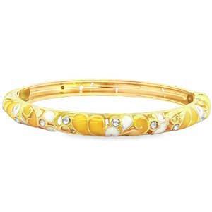 Ce bracelet jonc raffiné allie le luxe du métal doré à la délicatesse d'un travail d'émaillage artisanal. Son design printanier et lumineux en fait un accessoire de choix pour rehausser une tenue avec une touche de poésie. Des motifs organiques et floraux dans des dégradés de jaune tournesol et de blanc pur, créant un relief visuel harmonieux. Sertis avec précision le long de la circonférence, de petits cristaux transparents apportent des points de lumière scintillants à chaque mouvement. Système de charnière discret permettant d'enfiler et de retirer le bijou avec facilité tout en assurant un maintien sécurisé au poignet.