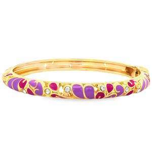 Ce bracelet jonc est une pièce à la fois vibrante et élégante, alliant le faste du métal doré à un travail artisanal coloré. La surface est ornée de volutes délicates et de motifs floraux stylisés qui évoquent un style oriental ou bohème-chic. Le métal est rehaussé par un émaillage aux nuances de fuchsia, de violet et de lavande, créant un contraste harmonieux et dynamique avec le fond doré. Pour ajouter une touche de sophistication, des cristaux transparents sont incrustés le long du motif, apportant des points de lumière scintillants. Système de charnière discret permettant d'enfiler et de retirer le bijou avec facilité tout en assurant un maintien sécurisé au poignet.