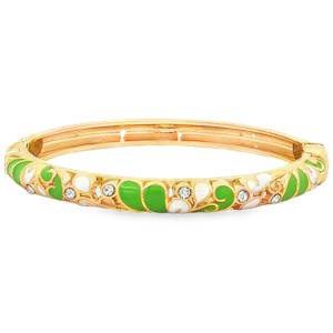 Le bracelet se présente sous la forme d'un jonc rigide à la finition dorée éclatante. Son design est défini par un travail de courbes organiques et de motifs végétaux stylisés, rappelant l'esthétique de l'Art Nouveau. La surface est délicatement ornée d'émaux aux teintes vert pomme et blanc nacré. Ces touches de couleur sont disposées en motifs de feuilles ou de pétales, apportant un contraste vif avec le métal doré. Pour parfaire son éclat, de petits cristaux scintillants sont sertis tout au long de la monture, captant la lumière à chaque mouvement du poignet. Système de charnière discret permettant d'enfiler et de retirer le bijou avec facilité tout en assurant un maintien sécurisé au poignet.