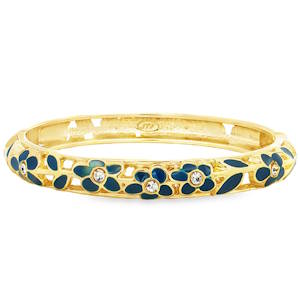 Ce bracelet se présente sous la forme d'un jonc rigide en métal doré à la finition brillante. Son design se distingue par un travail de découpes ajourées qui apportent de la légèreté et du relief à l'ensemble du bijou. Chaque fleur est ornée d'un émail d'un bleu profond, créant un contraste saisissant avec l'éclat du doré. Le centre de chaque fleur est serti d'un cristal scintillant, apportant une touche de lumière et de sophistication. Système de charnière discret permettant d'enfiler et de retirer le bijou avec facilité tout en assurant un maintien sécurisé au poignet.