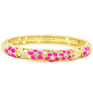 Ce bracelet jonc est une pièce à la fois délicate et printanière, alliant l'éclat du métal doré à des finitions colorées et soignées. Le tour du bracelet est orné d'une succession de fleurs à cinq pétales, réalisées en émail rose vif. Ce contraste de couleurs apporte une touche de fraîcheur et de dynamisme. Chaque fleur est centrée d'un petit cristal scintillant qui capte la lumière à chaque mouvement du poignet. Entre les fleurs, on distingue des motifs de feuilles émaillées dans une teinte blanc nacré ou crème, apportant de la douceur à l'ensemble. Système de charnière discret permettant d'enfiler et de retirer le bijou avec facilité tout en assurant un maintien sécurisé au poignet.
