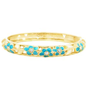 Ce bracelet de type jonc se distingue par son allure romantique et bucolique. Il présente une structure ajourée en métal doré, ornée d'une frise continue de petites fleurs délicates. Chaque fleur est composée de quatre pétales d'un bleu turquoise éclatant, réalisé en émail brillante. Au cœur de chaque fleur scintille un petit cristal transparent, apportant une touche de lumière et de relief à l'ensemble. Entre les fleurs bleues, on aperçoit de discrets motifs de feuilles émaillées d'un blanc crème, créant un contraste doux avec le doré et le turquoise. Système de charnière discret permettant d'enfiler et de retirer le bijou avec facilité tout en assurant un maintien sécurisé au poignet.