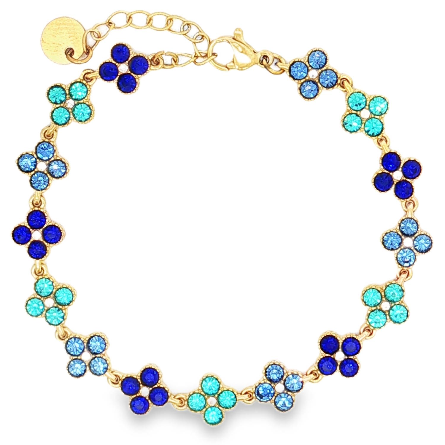 Apportez une touche de fraîcheur et d'éclat à votre poignet avec ce magnifique bracelet en acier inoxydable de haute qualité, fini d'un placage doré raffiné. Son design délicat s'inspire de la nature pour créer un bijou à la fois moderne et intemporel.<br/>Le bracelet est composé d'une succession de motifs en forme de trèfles ou de fleurs à quatre pétales, symboles de chance et de féminité.<br/>Chaque fleur est sertie de cristaux étincelants déclinés dans un dégradé de bleu : du bleu roi profond au bleu ciel, en passant par un turquoise vibrant.<br/>Équipé d'une chaînette d'extension et d'un fermoir mousqueton sécurisé, il s'adapte à toutes les morphologies de poignet. Strass Trèfle Adolescent Adulte Femme Fille Fleurs Indémodable Nature Apportez une touche de fraîcheur et d'éclat à votre poignet avec ce magnifique bracelet en acier inoxydable de haute qualité, fini d'un placage doré raffiné. Son design délicat s'inspire de la nature pour créer un bijou à la fois moderne et intemporel.<br/>Le bracelet est composé d'une succession de motifs en forme de trèfles ou de fleurs à quatre pétales, symboles de chance et de féminité.<br/>Chaque fleur est sertie de cristaux étincelants déclinés dans un dégradé de bleu : du bleu roi profond au bleu ciel, en passant par un turquoise vibrant.<br/>Équipé d'une chaînette d'extension et d'un fermoir mousqueton sécurisé, il s'adapte à toutes les morphologies de poignet. Strass Trèfle Adolescent Adulte Femme Fille Fleurs Indémodable Nature