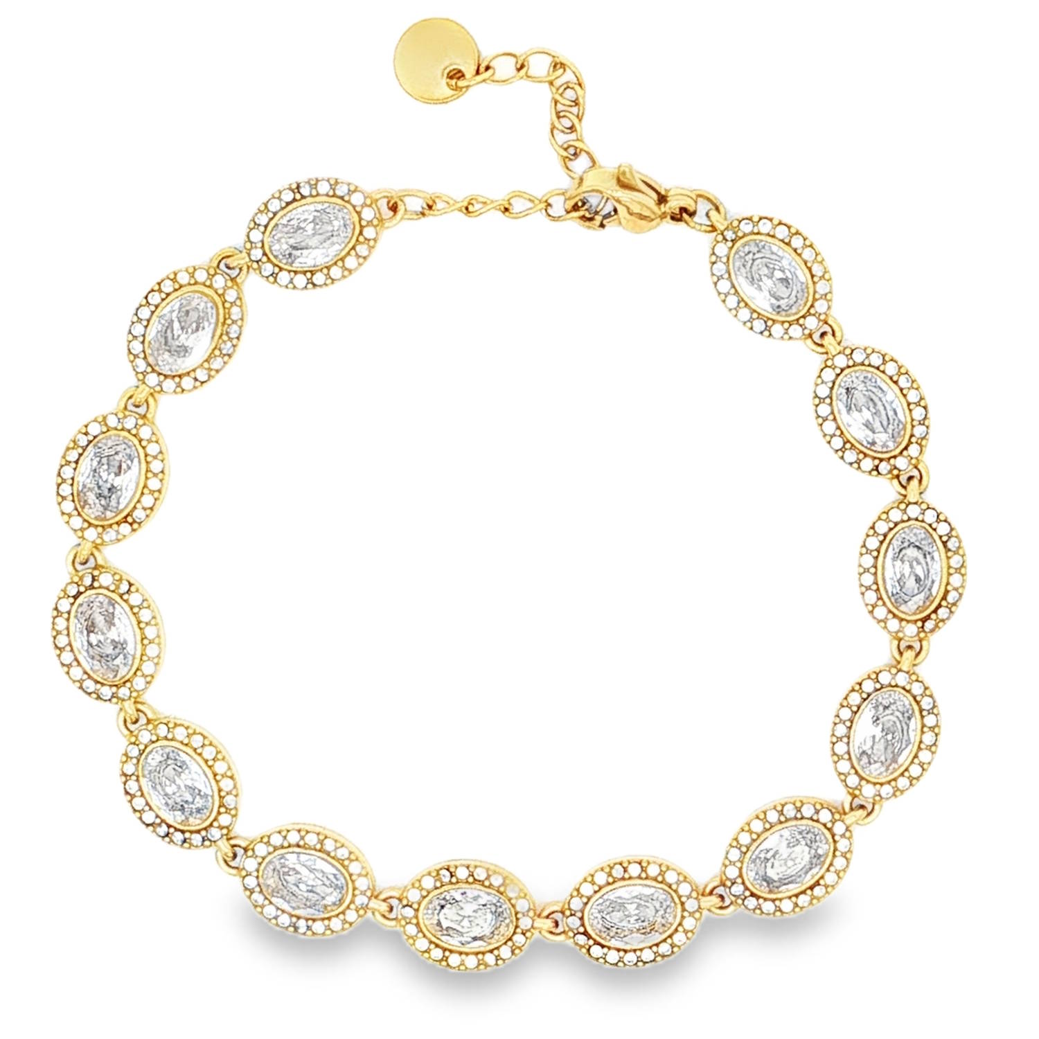 Ce bracelet allie l'éclat classique du cristal à la robustesse moderne de l'acier. C'est une pièce lumineuse, conçue pour apporter une touche de sophistication à votre poignet, que ce soit pour une occasion spéciale ou pour sublimer une tenue quotidienne.<br/>Le bracelet est formé d'une succession de maillons ovales horizontaux, créant une silhouette fluide et harmonieuse.<br/>Chaque maillon central est orné d'un cristal ovale scintillant, lui-même entouré d'un liseré de petits cristaux ronds (style pavé) qui accentuent l'éclat de la pièce.<br/>Équipé d'une chaînette d'extension et d'un fermoir mousqueton sécurisé, il s'adapte à toutes les morphologies de poignet. Ovale Strass Adolescent Adulte Femme Fille Indémodable Ce bracelet allie l'éclat classique du cristal à la robustesse moderne de l'acier. C'est une pièce lumineuse, conçue pour apporter une touche de sophistication à votre poignet, que ce soit pour une occasion spéciale ou pour sublimer une tenue quotidienne.<br/>Le bracelet est formé d'une succession de maillons ovales horizontaux, créant une silhouette fluide et harmonieuse.<br/>Chaque maillon central est orné d'un cristal ovale scintillant, lui-même entouré d'un liseré de petits cristaux ronds (style pavé) qui accentuent l'éclat de la pièce.<br/>Équipé d'une chaînette d'extension et d'un fermoir mousqueton sécurisé, il s'adapte à toutes les morphologies de poignet. Ovale Strass Adolescent Adulte Femme Fille Indémodable