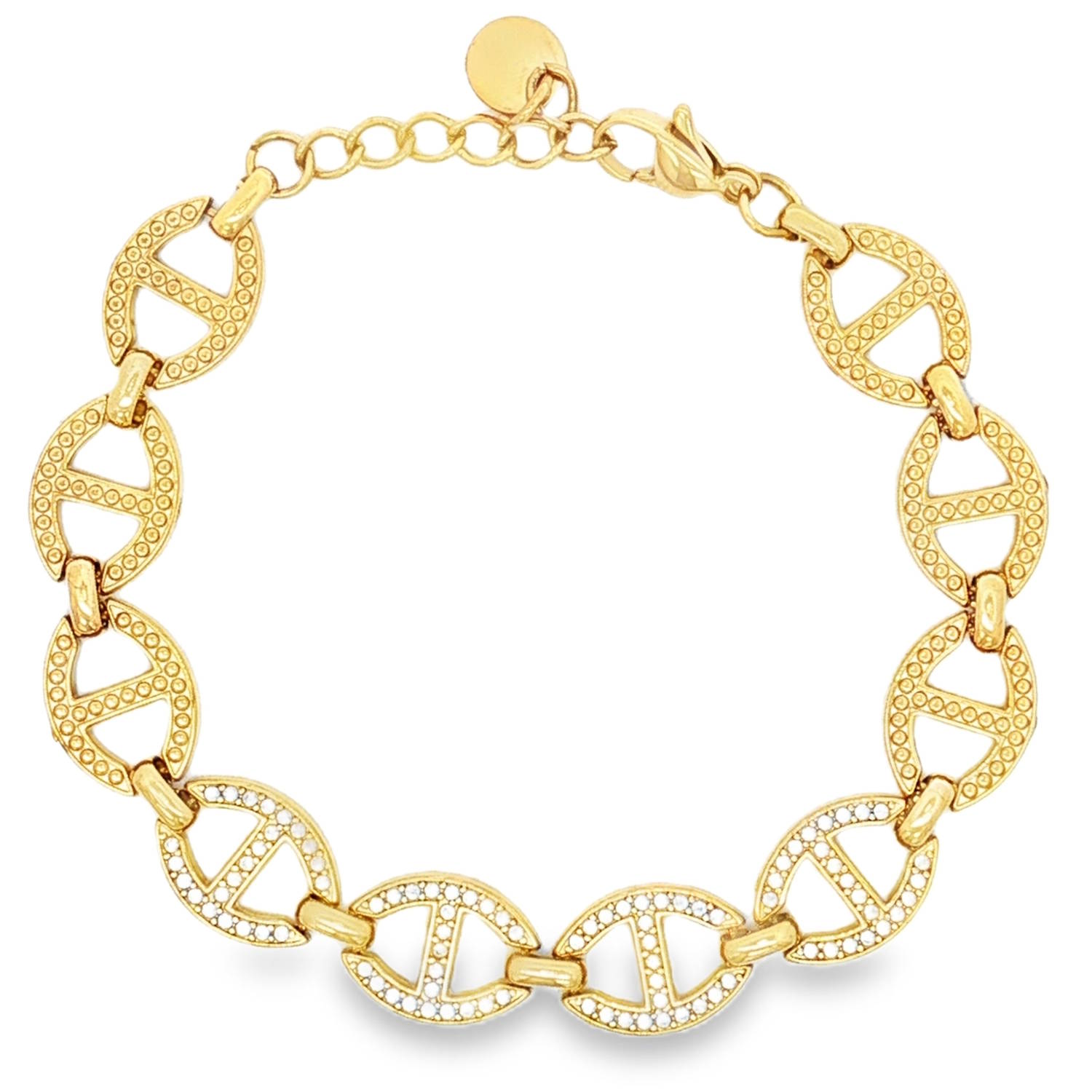 Ce bracelet élégant revisite avec modernité le grand classique du maillon grain de café stylisé. Alliant robustesse et raffinement, c’est une pièce lumineuse qui habillera votre poignet en toute occasion.<br/>Le bracelet est composé d'une succession de maillons ovales évidés, reliés par de petits anneaux polis pour une fluidité parfaite sur le poignet.<br/>Certains maillons sont délicatement sertis d'un pavage de cristaux transparents, captant la lumière à chaque mouvement pour un effet scintillant irrésistible.<br/>Fermoir mousqueton sécurisé avec chaînette de réglage pour s'adapter à tous les poignets. Grain de café Strass Adolescent Adulte Femme Fille Indémodable Ce bracelet élégant revisite avec modernité le grand classique du maillon grain de café stylisé. Alliant robustesse et raffinement, c’est une pièce lumineuse qui habillera votre poignet en toute occasion.<br/>Le bracelet est composé d'une succession de maillons ovales évidés, reliés par de petits anneaux polis pour une fluidité parfaite sur le poignet.<br/>Certains maillons sont délicatement sertis d'un pavage de cristaux transparents, captant la lumière à chaque mouvement pour un effet scintillant irrésistible.<br/>Fermoir mousqueton sécurisé avec chaînette de réglage pour s'adapter à tous les poignets. Grain de café Strass Adolescent Adulte Femme Fille Indémodable