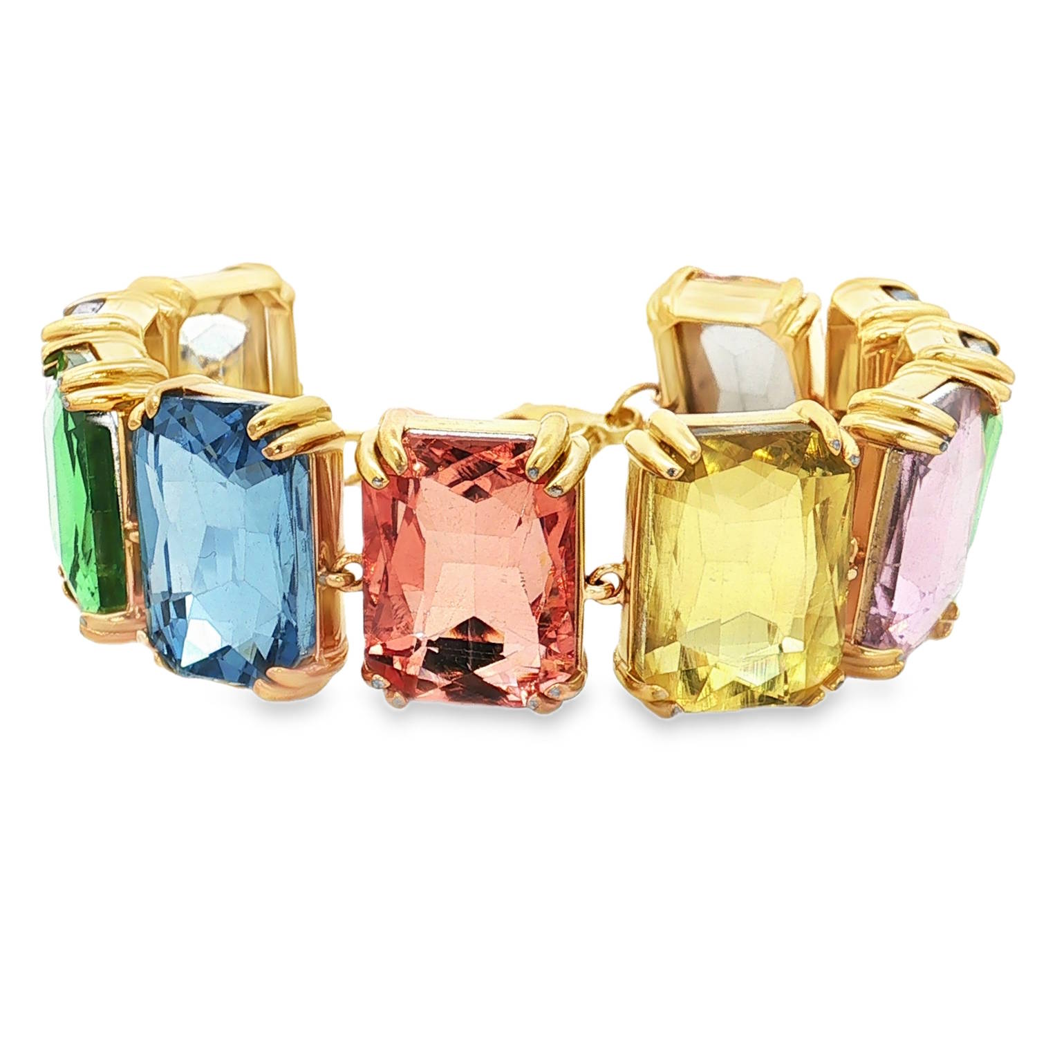 Le bracelet se distingue par son style art déco moderne, composé d'une succession de cristaux de grande taille aux couleurs vives. Chaque pierre est taillée en octogone (taille émeraude), offrant une profondeur et une brillance maximales grâce à ses multiples facettes.<br/>La palette chromatique est riche et variée, incluant des teintes de bleu saphir profond, rose morganite délicat, jaune citrine lumineux, vert émeraude vibrant et lilas doux<br/>Équipé d'une chaînette d'extension permettant d'adapter parfaitement la taille à toutes les morphologies de poignet. Rectangle Solitaire Adolescent Adulte Femme Fille Indémodable Le bracelet se distingue par son style art déco moderne, composé d'une succession de cristaux de grande taille aux couleurs vives. Chaque pierre est taillée en octogone (taille émeraude), offrant une profondeur et une brillance maximales grâce à ses multiples facettes.<br/>La palette chromatique est riche et variée, incluant des teintes de bleu saphir profond, rose morganite délicat, jaune citrine lumineux, vert émeraude vibrant et lilas doux<br/>Équipé d'une chaînette d'extension permettant d'adapter parfaitement la taille à toutes les morphologies de poignet. Rectangle Solitaire Adolescent Adulte Femme Fille Indémodable