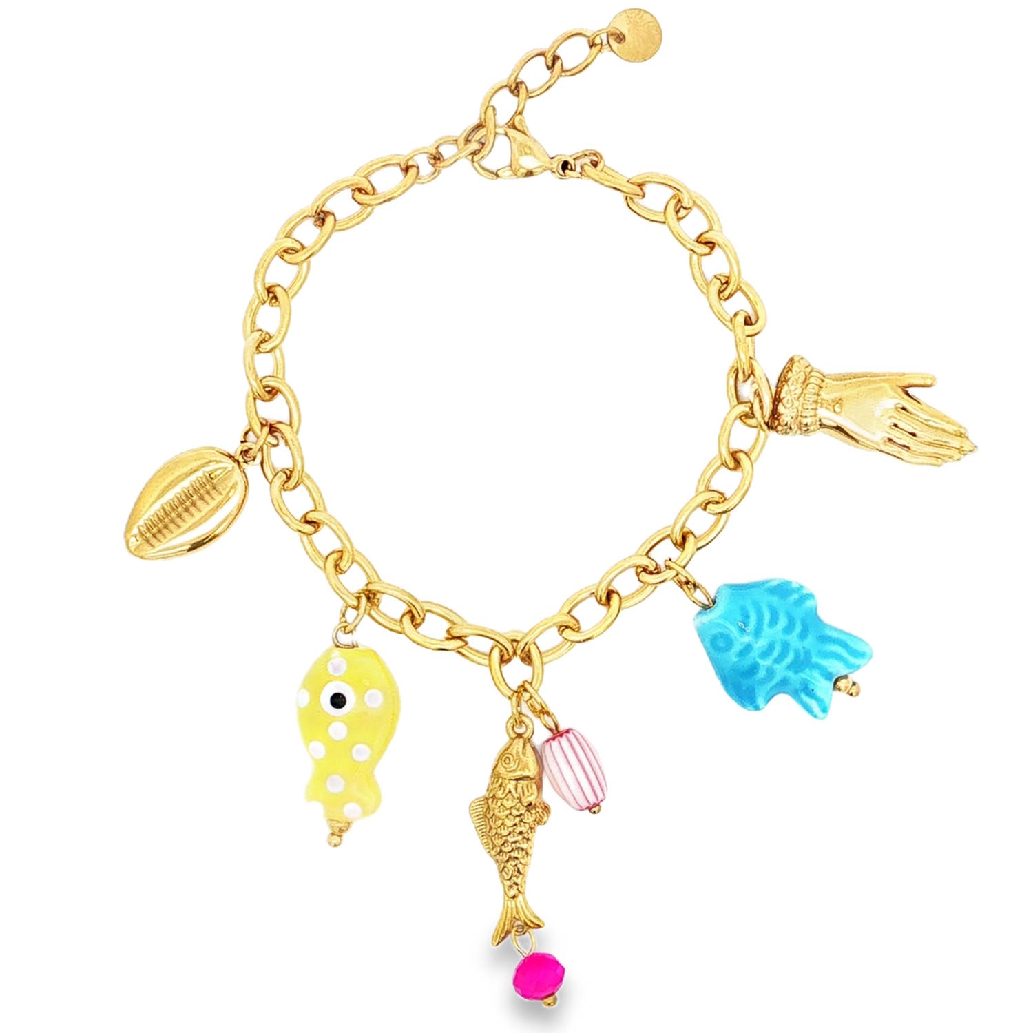 Ce bracelet à breloques présente un style à la fois ludique et élégant, parfait pour ajouter une touche de fantaisie à une tenue estivale.<br/>Le bracelet se compose d'une maille forçat robuste en acier inoxydable doré, offrant une brillance chaleureuse et une grande durabilité. Son allure vintage chic est renforcée par une sélection de breloques hétéroclites inspirées de l'univers marin et de la chance.<br/>Une main finement ciselée en métal doré, rappelant les talismans anciens.<br/>Un poisson d'un bleu azur vibrant, apportant une note de couleur méditerranéenne.<br/>Un petit poisson doré texturé accompagné d'une perle rayée rose et blanche et d'une perle fuchsia éclatante.<br/>Une breloque stylisée jaune à pois blancs avec un motif d'œil, évoquant les amulettes protectrices.<br/>Un coquillage (grain de café) en relief doré, symbole de voyage et d'exotisme.<br/>Équipé d'une chaînette d'extension permettant d'adapter parfaitement la taille à toutes les morphologies de poignet. Coquillage Main Perle Poisson Adolescent Adulte Animaux Eté Femme Fille Nature Printemps Ce bracelet à breloques présente un style à la fois ludique et élégant, parfait pour ajouter une touche de fantaisie à une tenue estivale.<br/>Le bracelet se compose d'une maille forçat robuste en acier inoxydable doré, offrant une brillance chaleureuse et une grande durabilité. Son allure vintage chic est renforcée par une sélection de breloques hétéroclites inspirées de l'univers marin et de la chance.<br/>Une main finement ciselée en métal doré, rappelant les talismans anciens.<br/>Un poisson d'un bleu azur vibrant, apportant une note de couleur méditerranéenne.<br/>Un petit poisson doré texturé accompagné d'une perle rayée rose et blanche et d'une perle fuchsia éclatante.<br/>Une breloque stylisée jaune à pois blancs avec un motif d'œil, évoquant les amulettes protectrices.<br/>Un coquillage (grain de café) en relief doré, symbole de voyage et d'exotisme.<br/>Équipé d'une chaînette d'extension permettant d'adapter parfaitement la taille à toutes les morphologies de poignet. Coquillage Main Perle Poisson Adolescent Adulte Animaux Eté Femme Fille Nature Printemps